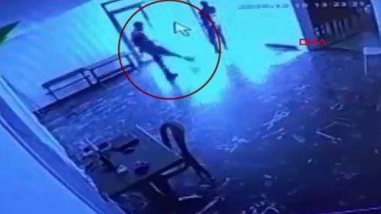 Sosyal tesise giren kediye tekme attı