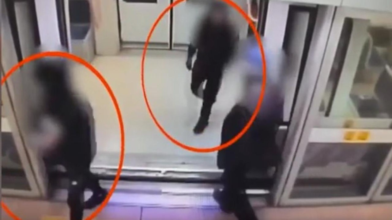 Calci, pugni e spray urticante per una collana d'oro: il video della rapina in metropolitana a Milano
