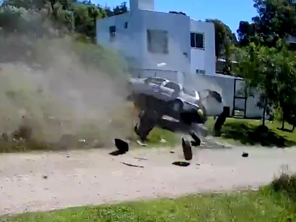 Geklautes Auto überschlägt sich dreimal in der Luft