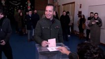 El candidato de Vox es el primero en votar en las elecciones de Extremadura