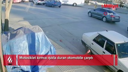 Motosiklet kırmızı ışıkta duran otomobile çarptı