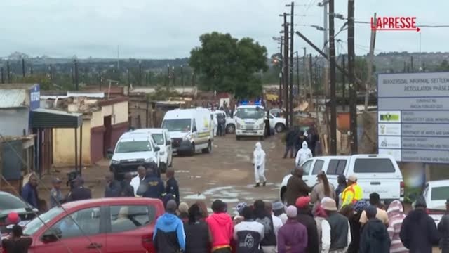 La polizia sulla scena del crimine a Bekkersdal, in Sudafrica, dove in una sparatoria sono morte 10 persone