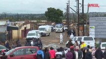 La polizia sulla scena del crimine a Bekkersdal, in Sudafrica, dove in una sparatoria sono morte 10 persone