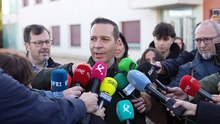 El candidato de Vox en Extremadura, Óscar Fernández, ejerce su derecho al voto