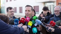 El candidato de Vox en Extremadura, Óscar Fernández, ejerce su derecho al voto