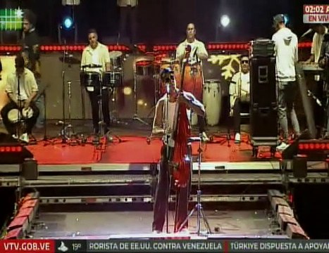 El cantante venezolano Banny Kosta deleitó al público salsero en el festival Caracas Retumba 2025