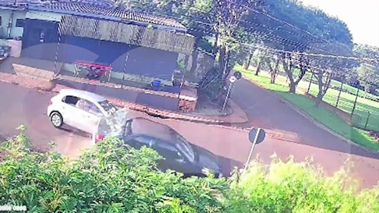 Vídeo mostra forte batida que deixou três pessoas feridas no Bairro Santa Cruz