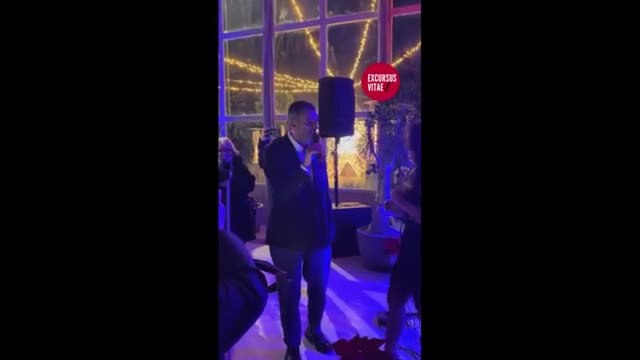 Decaro festeggia con i candidati: il party post elettorale con karaoke e trenino