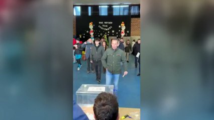 Óscar Fernández, el candidato de Vox vota en las elecciones de Extremadura