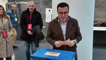 Miguel Ángel Gallardo, el candidato del PSOE vota en las elecciones de Extremadura