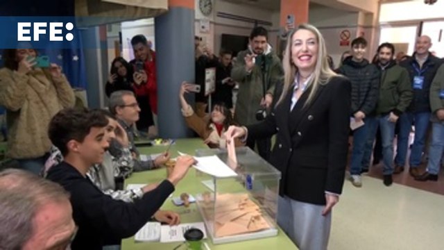 La candidata del PP a la Presidencia de Extremadura, María Guardiola, ha votado en Cáceres