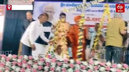 गुरु के सम्मान की अनूठी मिसाल: कर्नाटक में सिक्कों के बजाय इस चीज से तौला