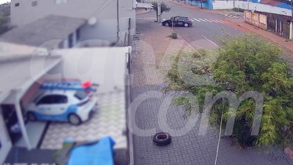 Novas imagens mostram carro rodando na rua Xavantes e homem correndo