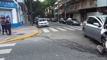 Circuló cinco cuadras a contramano, chocó y volcó en Flores: seis personas heridas