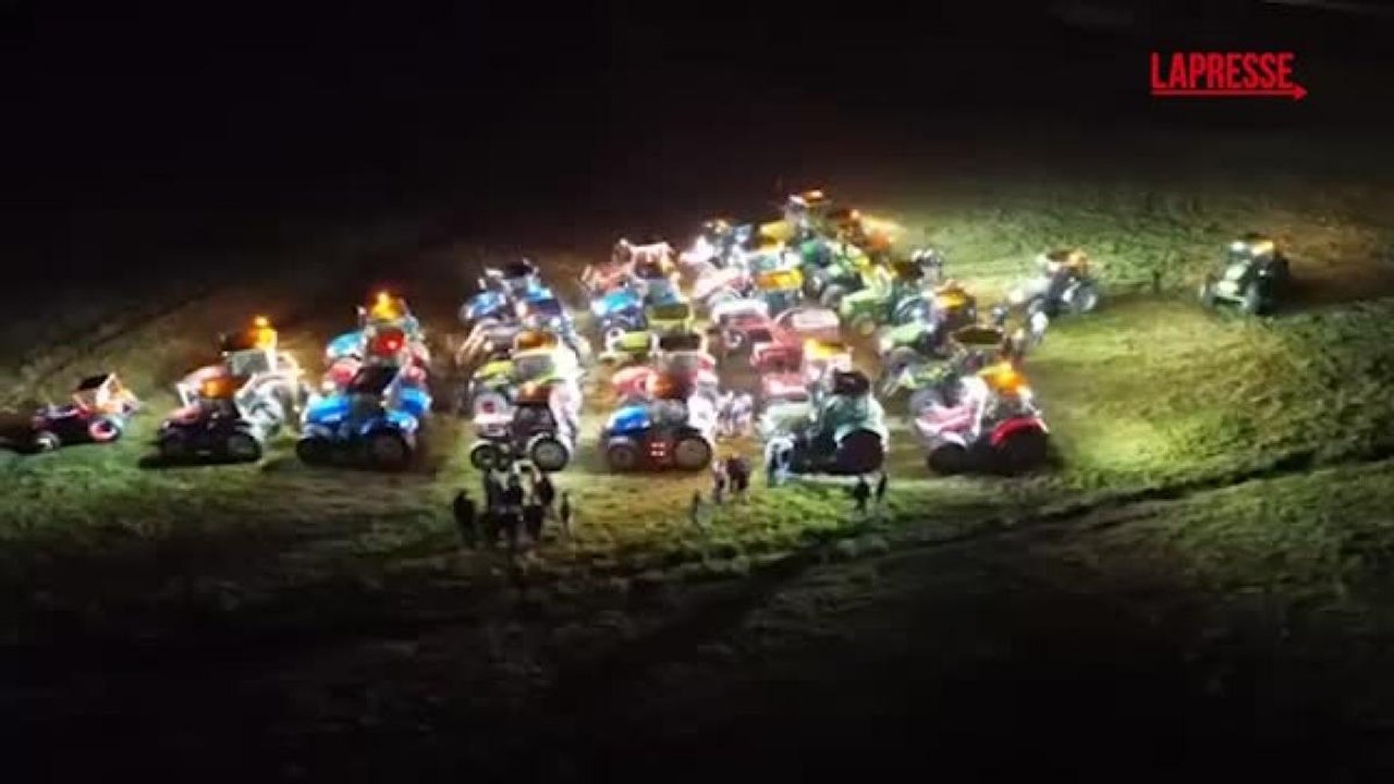 La coreografia di 40 trattori: formano un albero di Natale e illuminano la notte di Capracotta | Il video