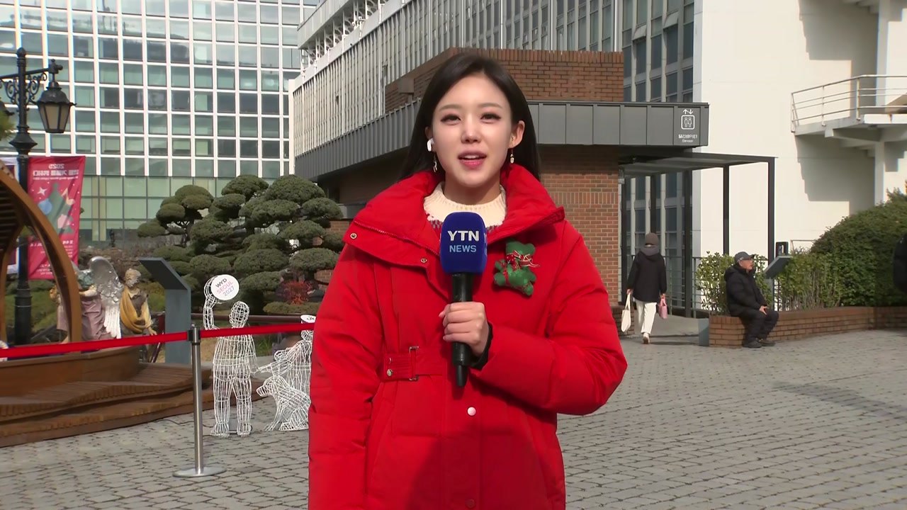 [날씨] 북적이는 서울 명동 성당...성탄절 강력 한파, 서해안 많은 눈 / YTN