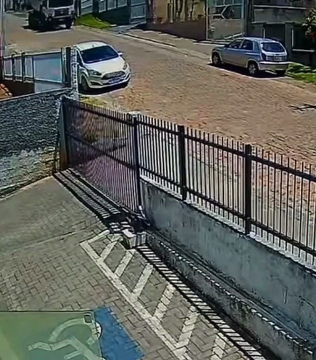 Caminhão desgovernado passa por cima de carro em Indaial