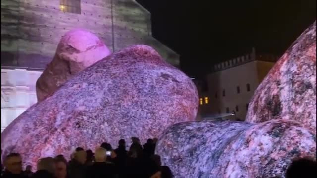 Bologna, tutti pazzi per i megaliti: piazza Maggiore sold out per l'accensione delle rocce di Nimrod Weis