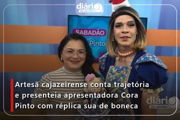 Artesã cajazeirense conta trajetória e presenteia apresentadora Cora Pinto com réplica sua de boneca