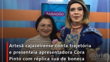 Artesã cajazeirense conta trajetória e presenteia apresentadora Cora Pinto com réplica sua de boneca