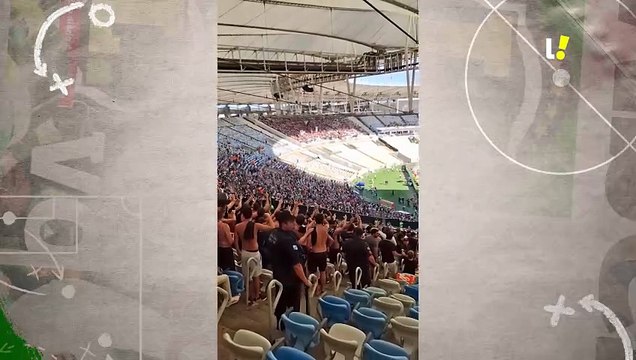Torcida do Corinthians ocupa dois setores distintos no Maracanã