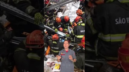 Vídeo mostra Bombeiros resgatando operador de empilhadeira soterrado #shorts