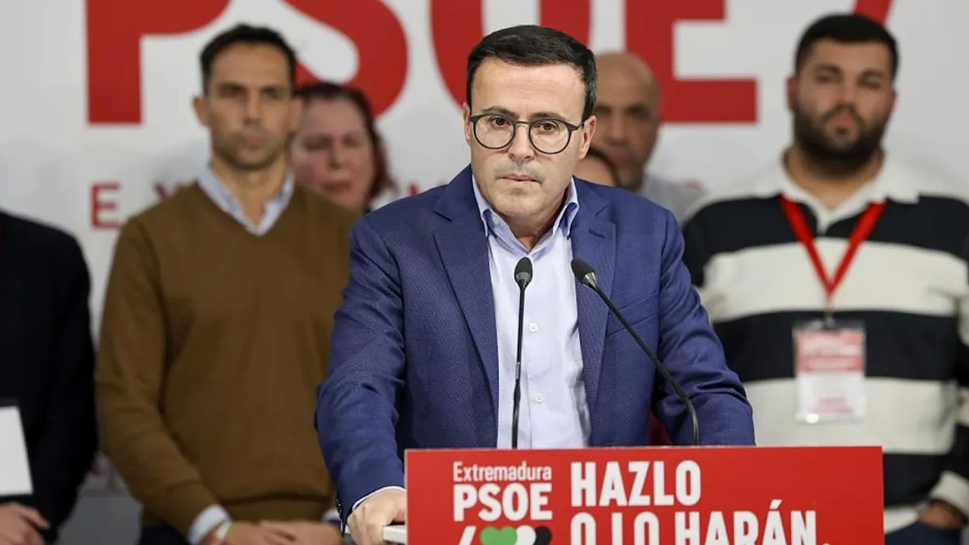 La jornada electoral en Extremadura ha dejado un escenario de crisis profunda para el bloque de la izquierda. El Partido Popular ha ganado las elecciones auton�micas al obtener 29 esca�os, qued�ndose a solo cuatro de la mayor�a absoluta. Sin embargo, la noticia central de la noche ha sido el desplome del PSOE, que ha firmado el peor resultado de toda su historia en la regi�n al lograr �nicamente 18 diputados, perdiendo 10 representantes respecto a los anteriores comicios.
En una comparecencia marcada por un "ambiente eminentemente funerario", el candidato socialista, Miguel �ngel Gallardo, ha dado la cara en la sede de M�rida. A pesar de la magnitud de la derrota, Gallardo ha evitado presentar su renuncia de forma inmediata. "Es un resultado muy malo, sin paliativos", ha reconocido ante los medios, subrayando que "lo que menos me preocupa es mi futuro pol�tico".
El l�der regional del PSOE ha preferido desviar el foco hacia la gesti�n de la actual presidenta, afirmando que "Mar�a Guardiola las convoc� para conseguir una mayor�a absoluta, para convertir Extremadura en un experimento que claramente ha fallado". Tras admitir "los resultados adversos" y agradecer su apoyo a "los cientos de personas" que confiaron en su proyecto, Gallardo se ha preguntado "para qu� han servido las elecciones" en este nuevo contexto pol�tico.
La respuesta desde la sede nacional del PSOE en Madrid no se ha hecho esperar. Fuentes de Ferraz han sido tajantes al analizar la p�rdida de apoyos, se�alando que "no es un buen resultado" debido a que "los nuestros se han quedado en casa". En un an�lisis interno muy cr�tico, desde la direcci�n federal se asume que "el candidato no era el id�neo" y que, aunque "ten�a una situaci�n complicada", lamentablemente "no hab�a tiempo" para promocionar una alternativa antes de la cita con las urnas.
La ca�da de la participaci�n, que se situ� en el 50,64% &mdash;m�s de seis puntos menos que en 2023&mdash;, ha lastrado gravemente las opciones de un PSOE que ve c�mo Vox sube hasta los 11 asientos y Unidas por Extremadura se queda con 7. El malestar interno es evidente; dirigentes hist�ricos de la comunidad han calificado la situaci�n con un rotundo "�Qu� horror!" y sostienen que Gallardo "debe dimitir esta misma noche".
El futuro de Gallardo no solo se complica por lo electoral, sino tambi�n por su situaci�n judicial, ya que concurri� a las elecciones "procesado por el presunto enchufe del hermano de Pedro S�nchez en la Diputaci�n de Badajoz". El l�der socialista ha convocado una reuni�n de la ejecutiva regional de urgencia para este lunes con el fin de realizar una valoraci�n "en fr�o" de los datos.
Para entender la situaci�n actual del PSOE extreme�o, podemos imaginar a un capit�n que intenta navegar un barco con las velas rotas en medio de una tormenta perfecta; aunque intente culpar al estado del mar o a las maniobras de otros buques, la tripulaci�n empieza a cuestionar si el timonel es capaz de llevar la nave de vuelta a puerto seguro o si es necesario un cambio de mando antes del naufragio definitivo.