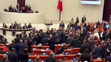 AK Parti ve CHP Milletvekilleri Türkiye Büyük Millet Meclisinde Birbirine Girdi