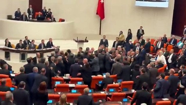 AK Parti ve CHP Milletvekilleri Türkiye Büyük Millet Meclisinde Birbirine Girdi