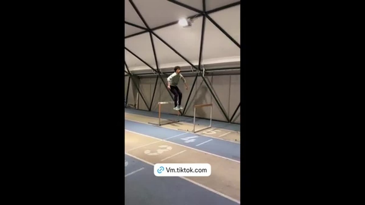 Atletica: ecco l'incredibile serie di balzi fra gli ostacoli di Mattia Furlani, campione del mondo di salto in lungo