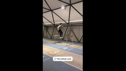 Atletica: ecco l'incredibile serie di balzi fra gli ostacoli di Mattia Furlani, campione del mondo di salto in lungo