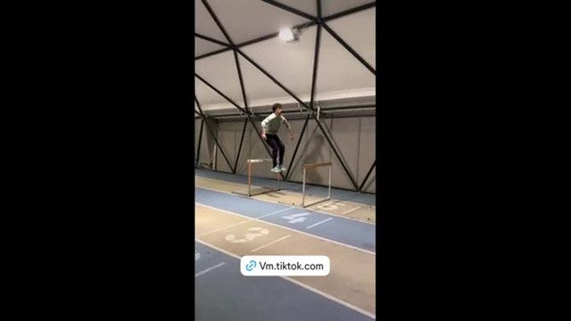 Atletica: ecco l'incredibile serie di balzi fra gli ostacoli di Mattia Furlani, campione del mondo di salto in lungo