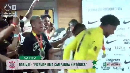 Jogadores invadem entrevista de Dorival para festejar; assista ao vídeo