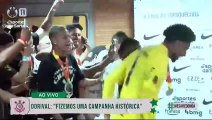 Jogadores invadem entrevista de Dorival para festejar; assista ao vídeo