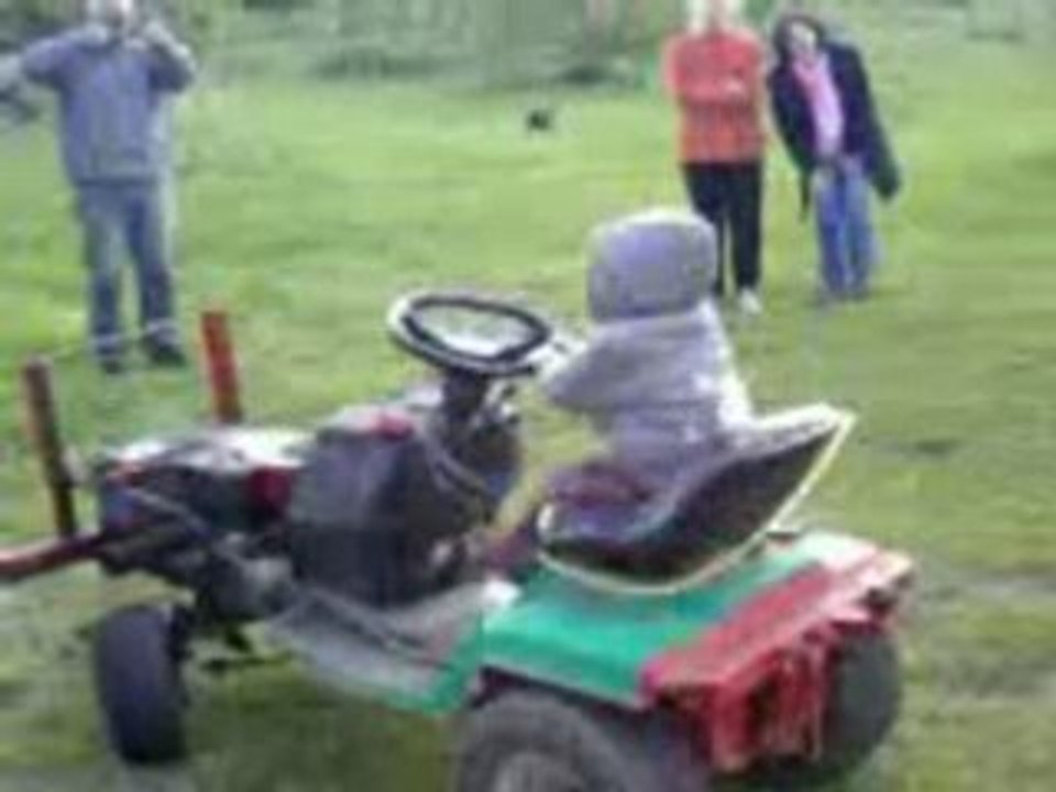 Alban sur le tracteur de michel