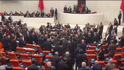 Meclis bütçe kavgası: CHP ve AKP vekilleri yumruklaştı