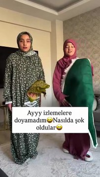 Görüntülerde, annesinin namaz kılmayacağını söylemesi üzerine şaşkınlığını gizleyemeyen küçük kızın, Allah seni huzuruna çağırmış. Sen ret mi ediyorsun? şeklindeki sorusu sosyal medyada gündem oldu. Yaşı küçük ama i