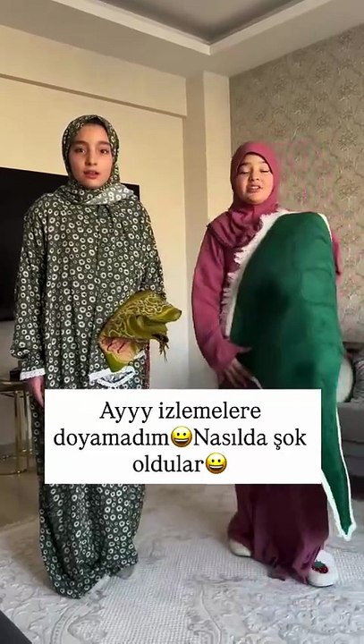 Görüntülerde, annesinin namaz kılmayacağını söylemesi üzerine şaşkınlığını gizleyemeyen küçük kızın, "Allah seni huzuruna çağırmış. Sen ret mi ediyorsun?" şeklindeki sorusu sosyal medyada gündem oldu. Yaşı küçük ama i