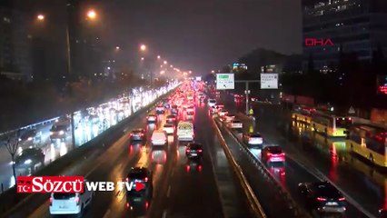 İstanbul'da yağışın etkisiyle trafik yoğunluğu