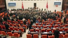 TBMM'de olay görüntüler! Milletvekilleri yumruk yumruğa birbirine girdi