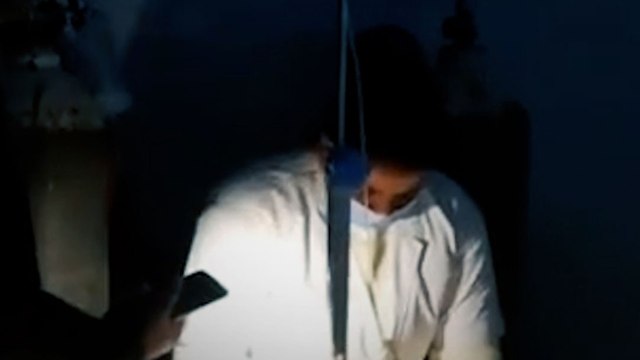 घंटों तक कटी बिजली, मोबाइल का टॉर्च जलाकर हो रहा मरीजों का इलाज