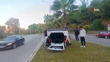 Antalya’da refüje çarpıp ters dönen araçtan ayakta çıktı