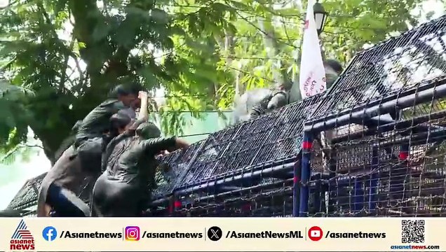 SFI ലോക്‌ഭവന്‍ മാര്‍ച്ചിനിടെ ജലപീരങ്കി പ്രയോഗിച്ച് പൊലീസ്, ബാരിക്കേഡ് മറികടന്ന് പ്രവര്‍ത്തകര്‍