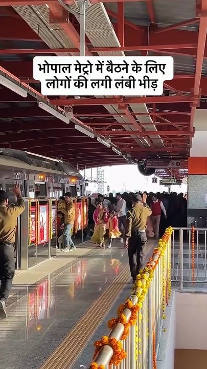Pushing and chaos while boarding the Bhopal Metro. Peak hours ke dauran platform par bhari bheed, jaldi chadhne ki hod aur proper queue follow na hone ki wajah se afra-tafri ka mahaul dikhne ko mila. Thoda sa discipline aur patience ho toh safar sabke liy
