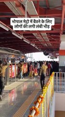 Pushing and chaos while boarding the Bhopal Metro. Peak hours ke dauran platform par bhari bheed, jaldi chadhne ki hod aur proper queue follow na hone ki wajah se afra-tafri ka mahaul dikhne ko mila. Thoda sa discipline aur patience ho toh safar sabke liy
