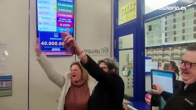 Una administración de lotería en la calle Barquillo de Madrid reparte íntegro el segundo premio de la lotería de navidad
