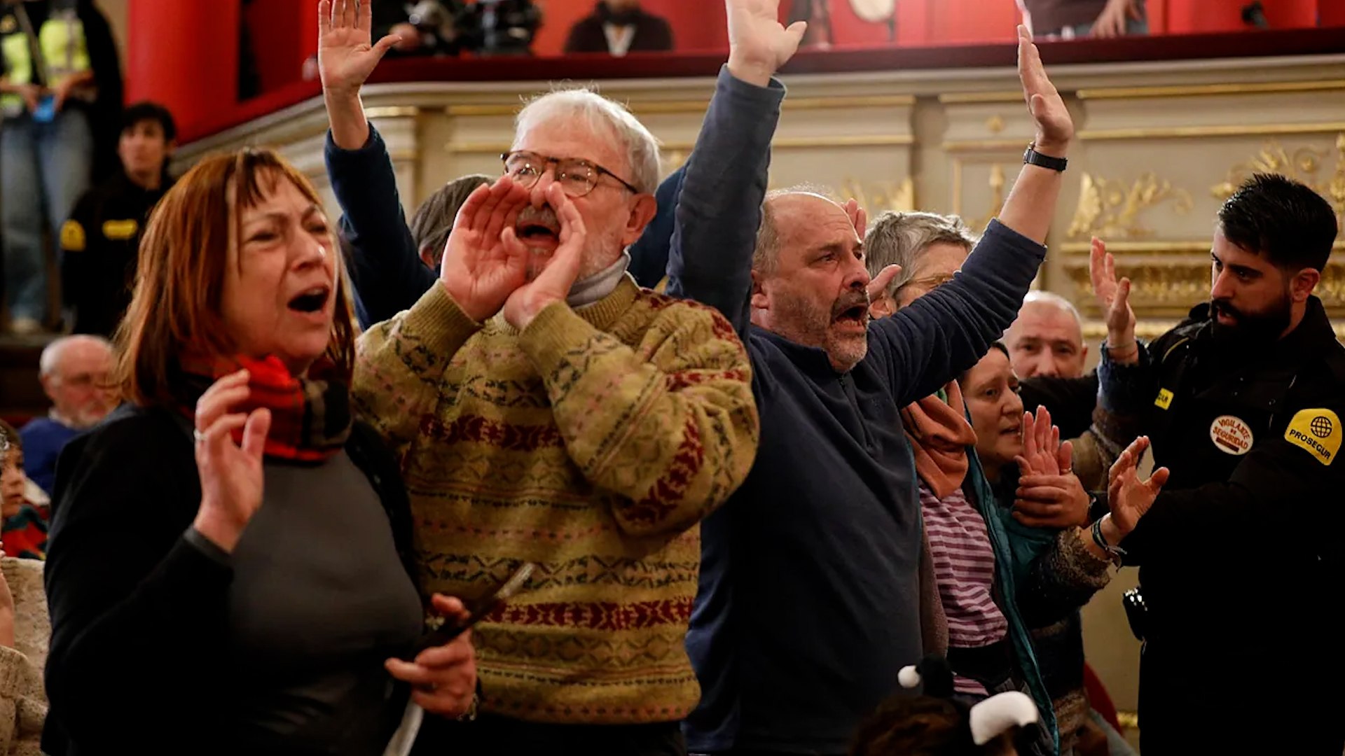 Un grupo de personas ha protagonizado este lunes una protesta a favor de Palestina en el Teatro Real de Madrid, coincidiendo con la celebraci�n del Sorteo de la Loter�a de Navidad, el evento m�s seguido del a�o en Espa�a. Durante el acto, los participantes reclamaron en voz alta "mil millones de euros para Palestina", interrumpiendo moment�neamente el desarrollo del sorteo.

Seg�n testigos presenciales, los manifestantes eran docentes pertenecientes al colectivo Marea Palestina, un grupo que ha impulsado diversas acciones de protesta y concienciaci�n en apoyo a la poblaci�n palestina. La reivindicaci�n se produjo desde el patio de butacas del Teatro Real, escenario tradicional del sorteo, en presencia del p�blico y de los medios de comunicaci�n.

La intervenci�n fue breve, ya que miembros del equipo de seguridad del Teatro Real actuaron r�pidamente y llamaron al orden a los participantes, evitando que la protesta interfiriera de forma prolongada en el desarrollo del sorteo de la Loter�a de Navidad. El evento continu� con normalidad tras el incidente.

El Sorteo de Navidad, seguido cada a�o por millones de personas, se ha convertido en ocasiones en un escaparate para reivindicaciones sociales y pol�ticas debido a su enorme repercusi�n medi�tica. En esta ocasi�n, la protesta ha generado debate en redes sociales sobre la presencia de mensajes reivindicativos en un acto de car�cter institucional y tradicional.