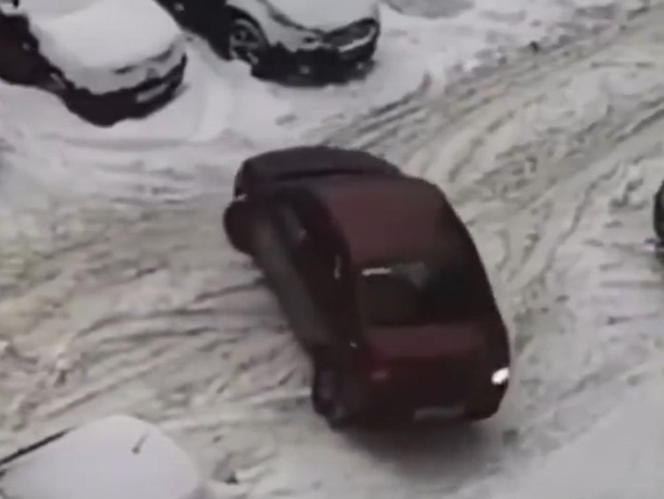 Auto dreht sich im Stehen um 180 Grad in Parklücke hinein