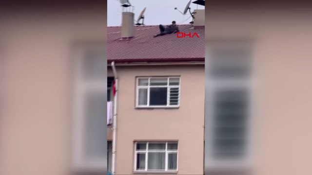 Amatör Lig maçını çatıda uzanarak izledi; o anlar kamerada
