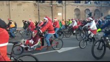 Roma, pedalata di Babbi Natale per i bimbi malati di cancro